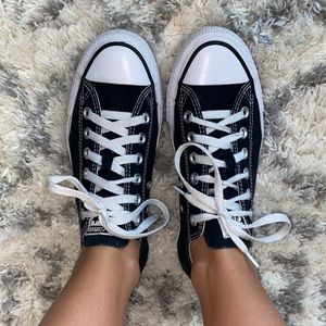 Womens lowtop size 8 black converse